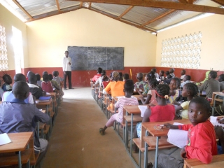 Aule scolastiche per bambini profughi