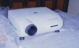 Videoproiettore e laboratorio di taglio e cucito