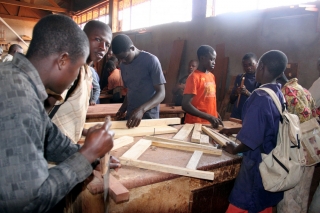 Sostegno a ragazzi di strada e costruzione di un pozzo